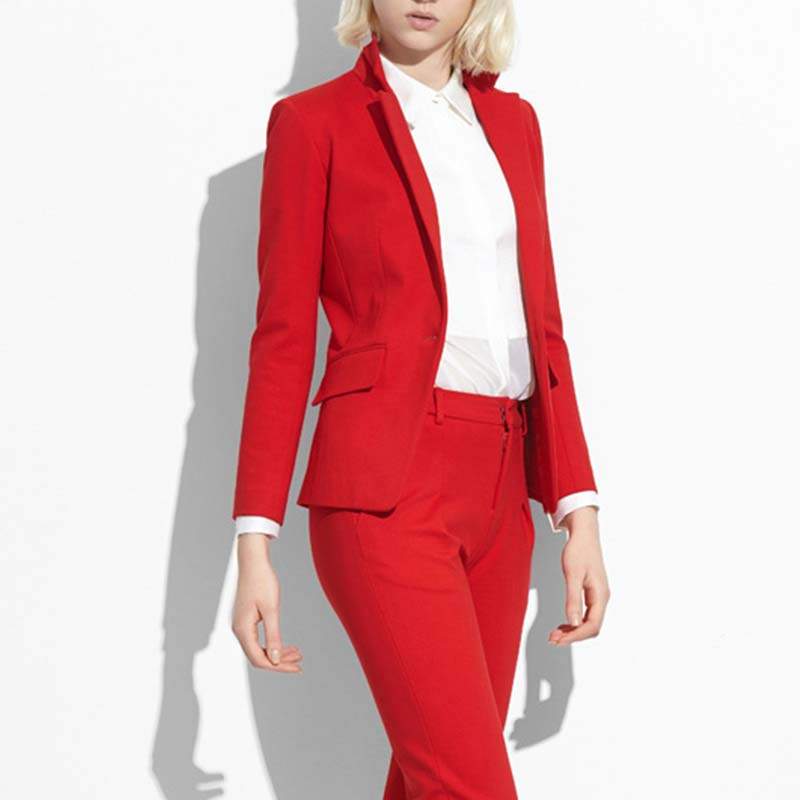 کت و شلوار قرمز با پیراهن سفید