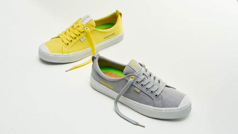 ست کردن کفش  با استفاده از رنگ خاکستری و زرد  کفش رنگ سال 2021